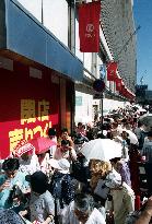 Shoppers flock to Sogo's Yurakucho store for closing sale